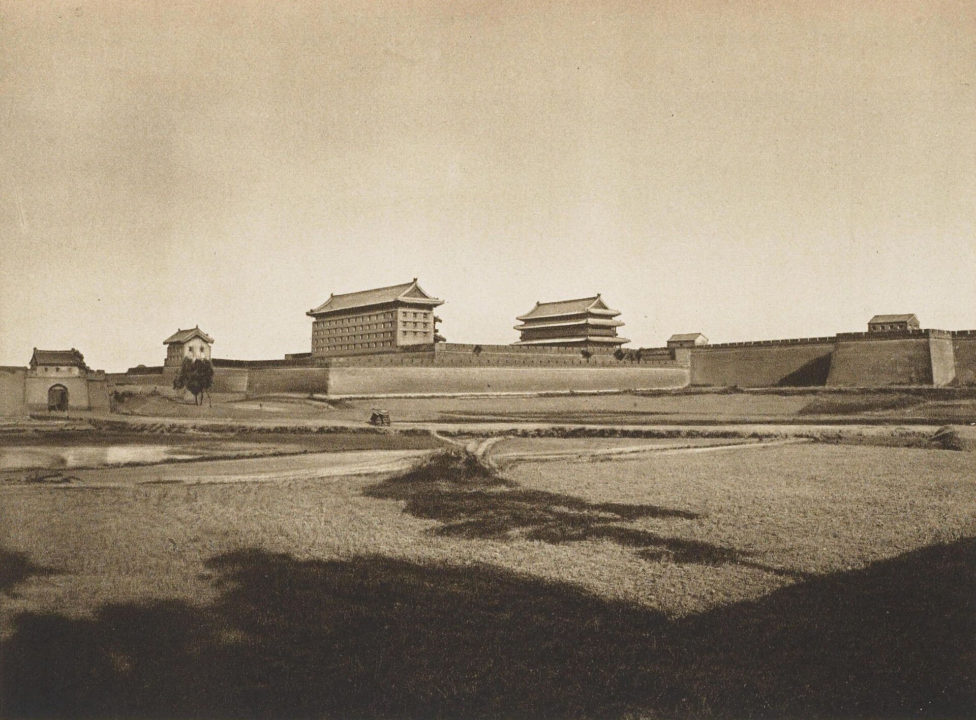 Historic 1906 view of Xi'an's Anyuan Gate and northern city wall